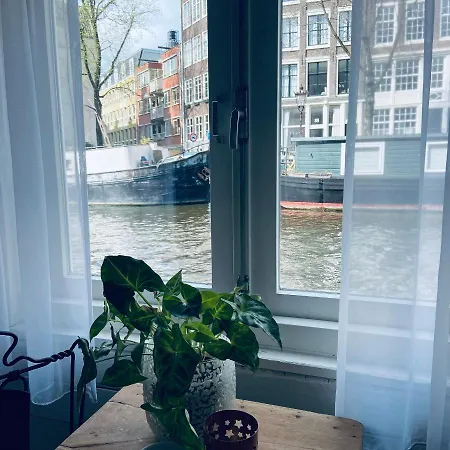 Houseboat Bonnie Bed & Breakfast *