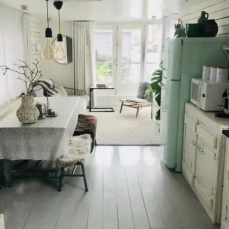 Houseboat Bonnie *